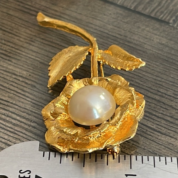 Vintage Gold-tone Flower Pin with Faux Pearl Center - Picture 6 of 12